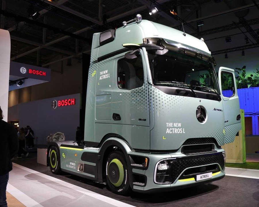 ¿Cómo es el rendimiento de manejo de los camiones Mercedes Benz?